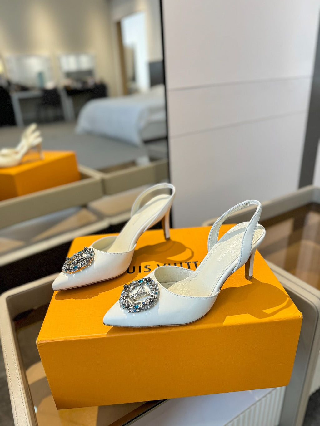 LOUIS VUITTON HIGH HEEL 75 MM SLINGBACK IN WHITE CALFSKIN WITH CRYSTAL