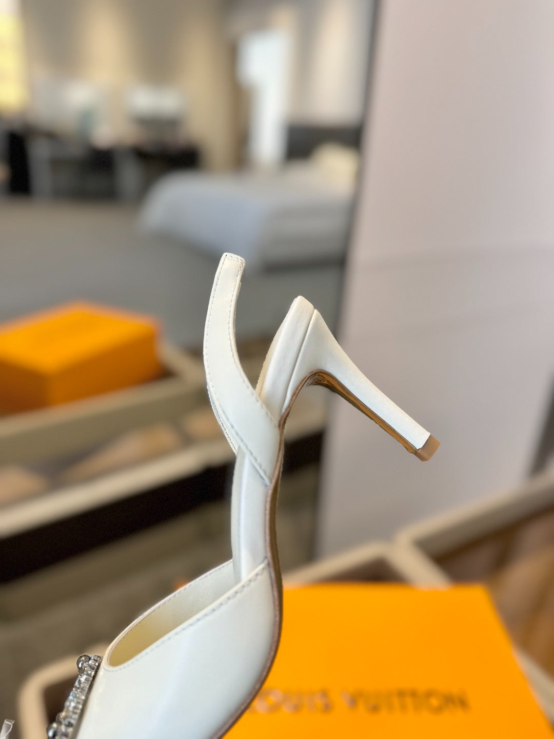 LOUIS VUITTON HIGH HEEL 75 MM SLINGBACK IN WHITE CALFSKIN WITH CRYSTAL