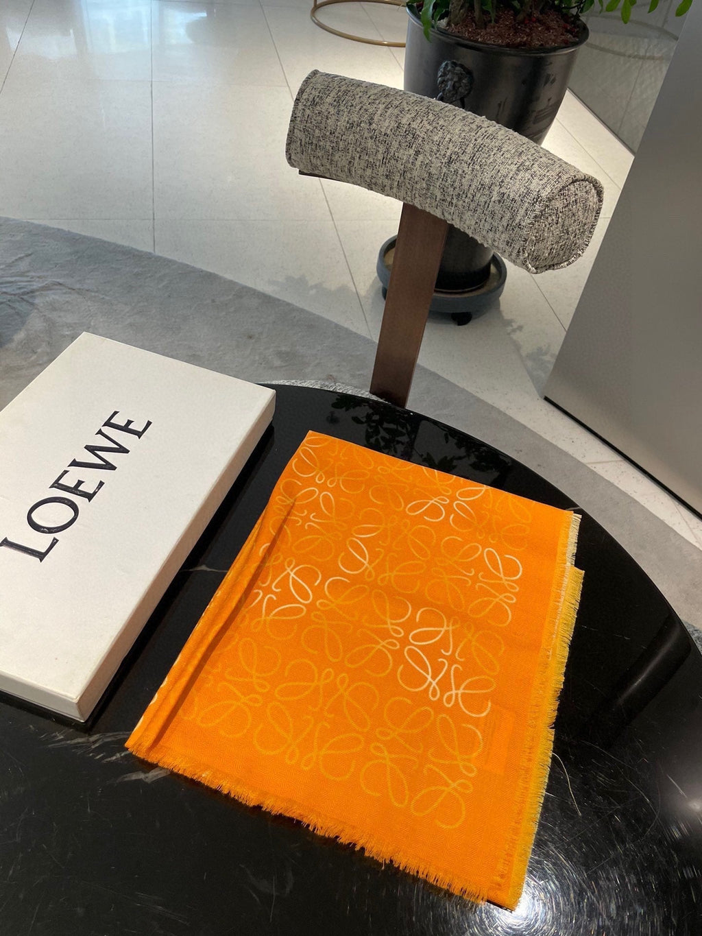 LOEWE 25S SCARF 200 IN CASHMERE SILK 0001
