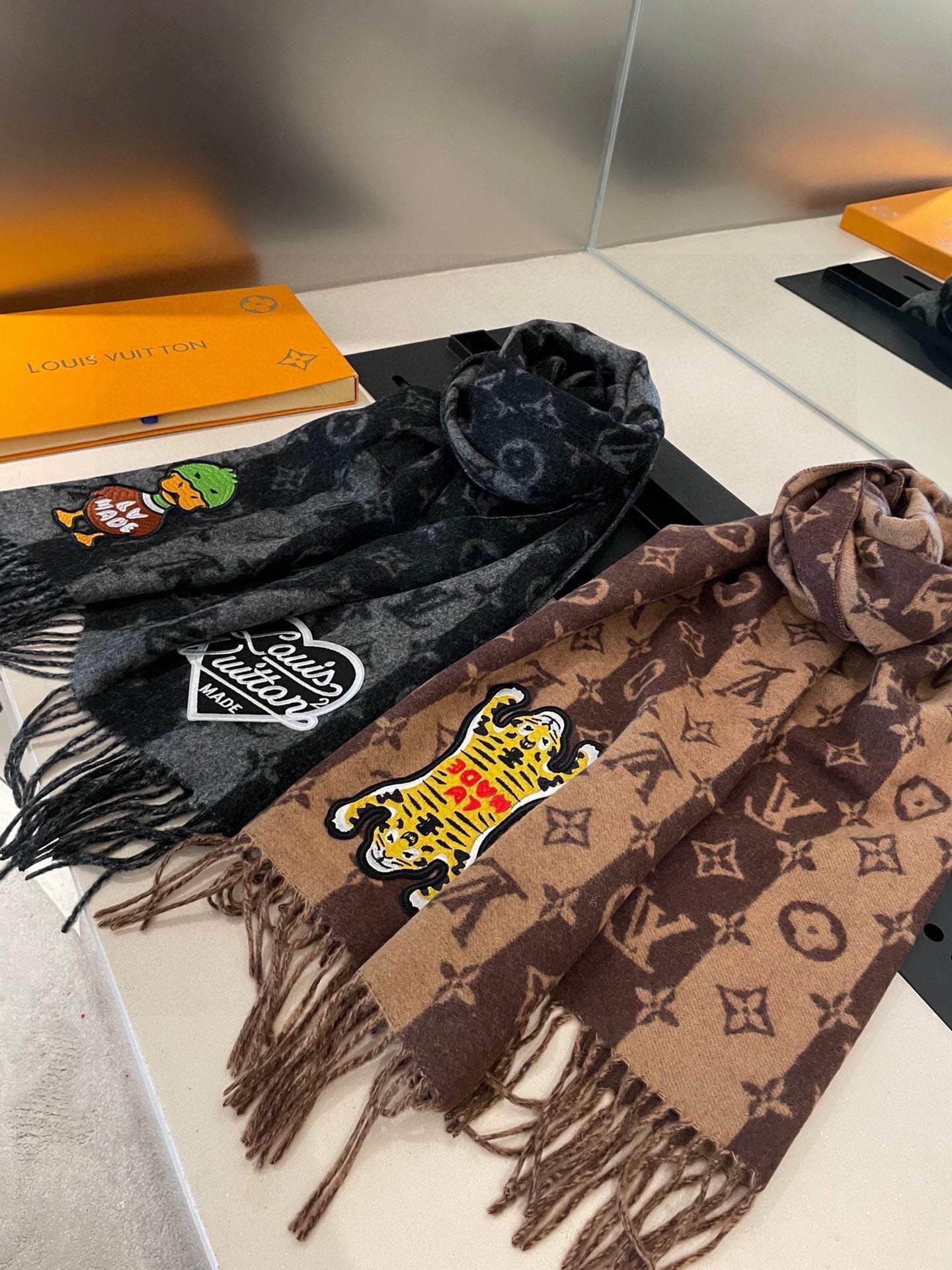 LOUIS VUITTON TIGER PATTERN SCARF 205 CM IN CHOCOLATE BROWN CASHMERE 390874