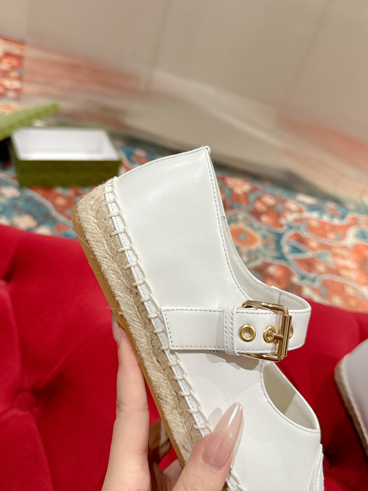 GUCCI CROSS STRAP FLAT SHOES IN WHITE CALFSKIN WITH STRAW SOLE