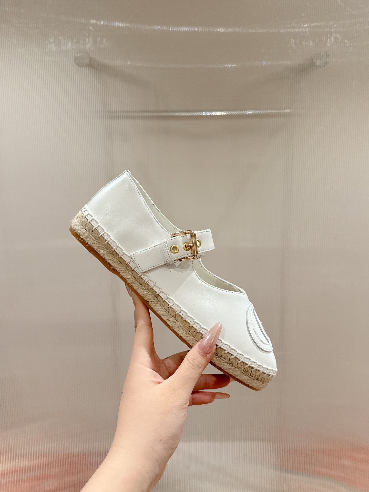 GUCCI CROSS STRAP FLAT SHOES IN WHITE CALFSKIN WITH STRAW SOLE