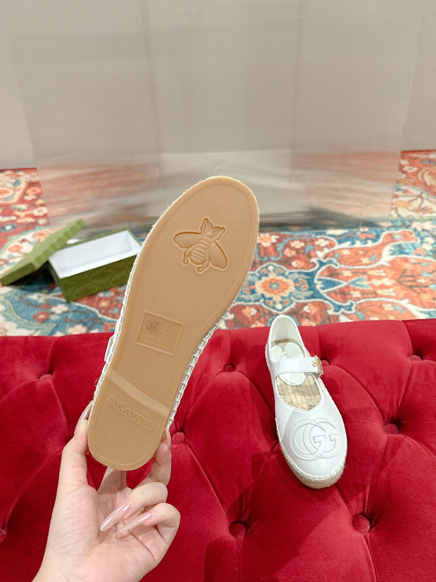 GUCCI CROSS STRAP FLAT SHOES IN WHITE CALFSKIN WITH STRAW SOLE