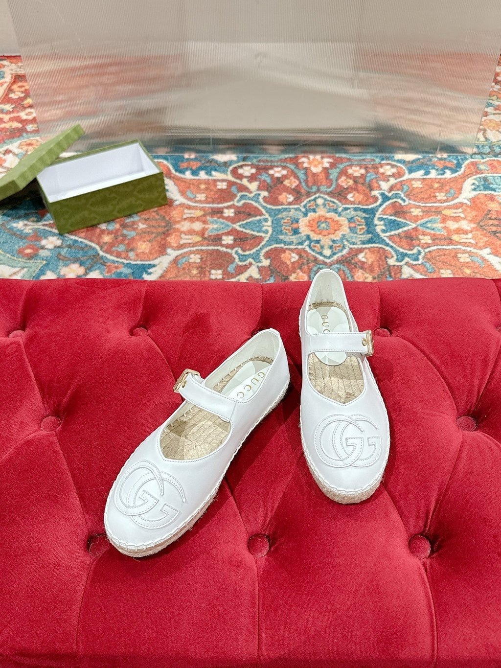 GUCCI CROSS STRAP FLAT SHOES IN WHITE CALFSKIN WITH STRAW SOLE
