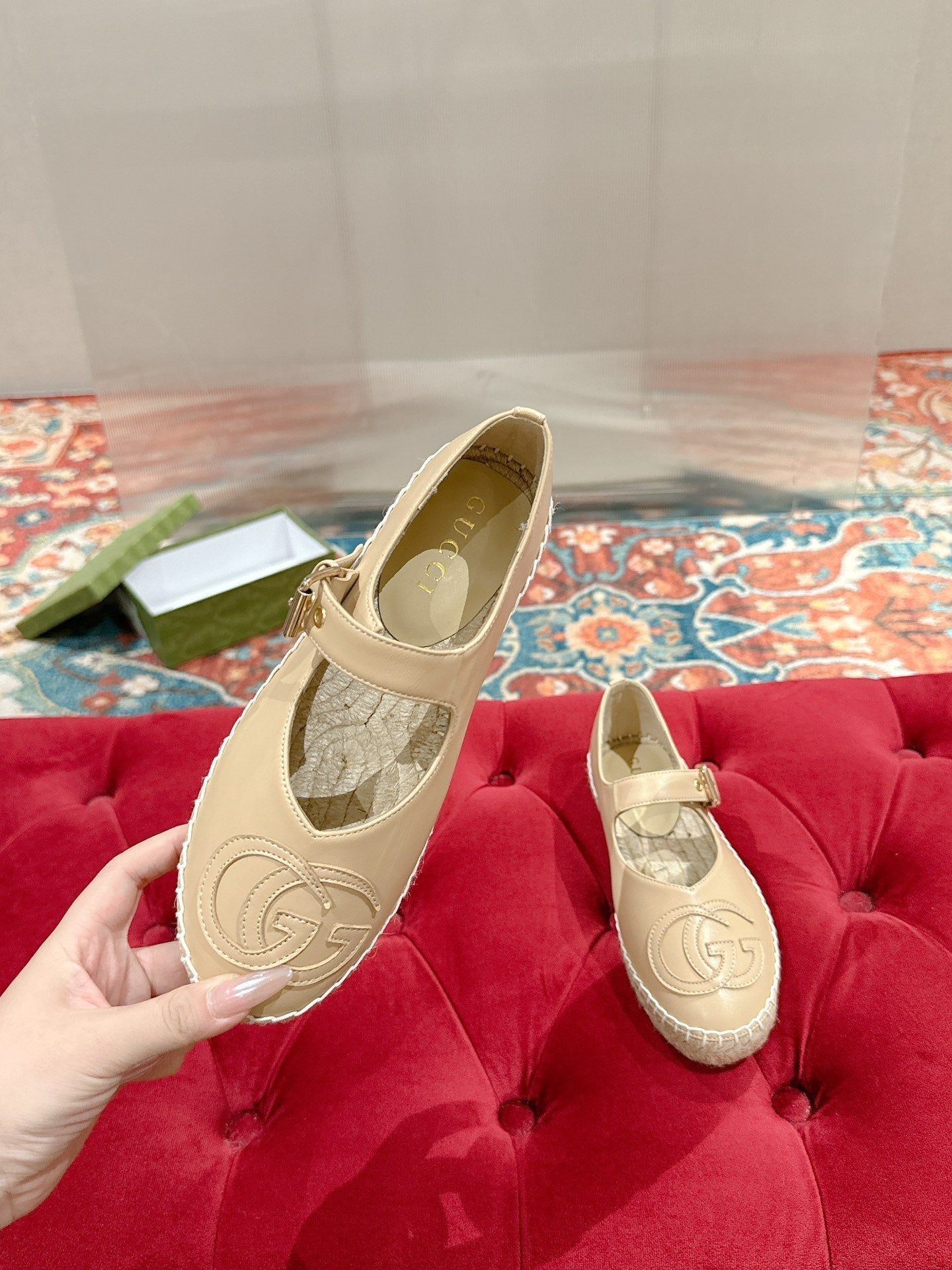 GUCCI CROSS STRAP FLAT SHOES IN BEIGE CALFSKIN WITH STRAW SOLE