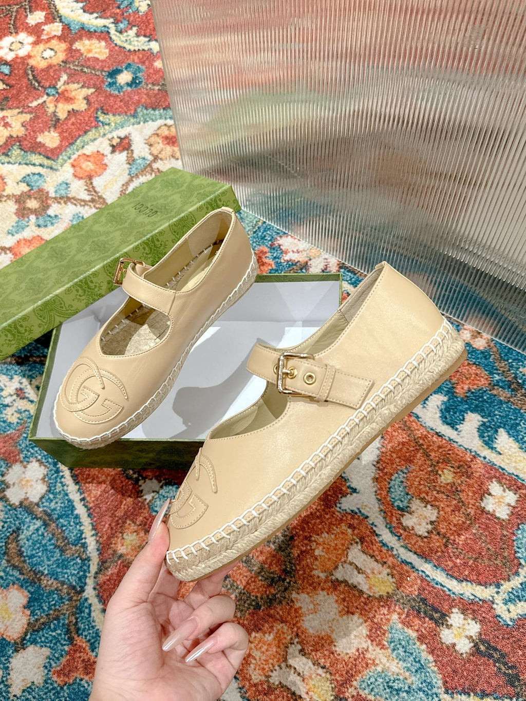 GUCCI CROSS STRAP FLAT SHOES IN BEIGE CALFSKIN WITH STRAW SOLE