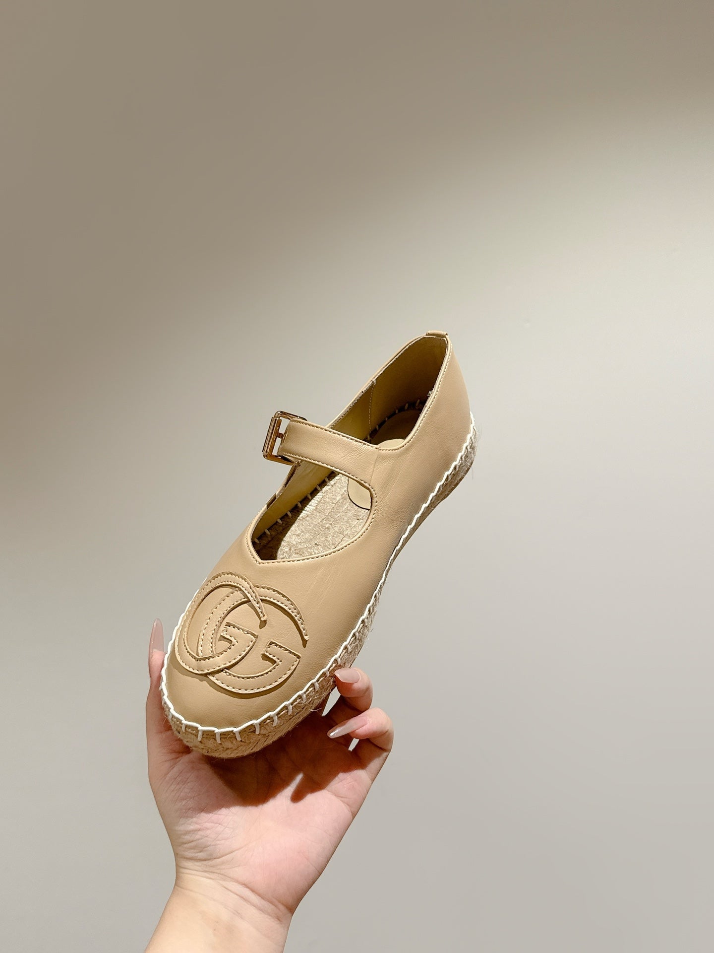 GUCCI CROSS STRAP FLAT SHOES IN BEIGE CALFSKIN WITH STRAW SOLE
