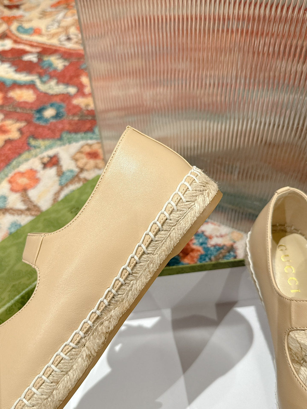 GUCCI CROSS STRAP FLAT SHOES IN BEIGE CALFSKIN WITH STRAW SOLE