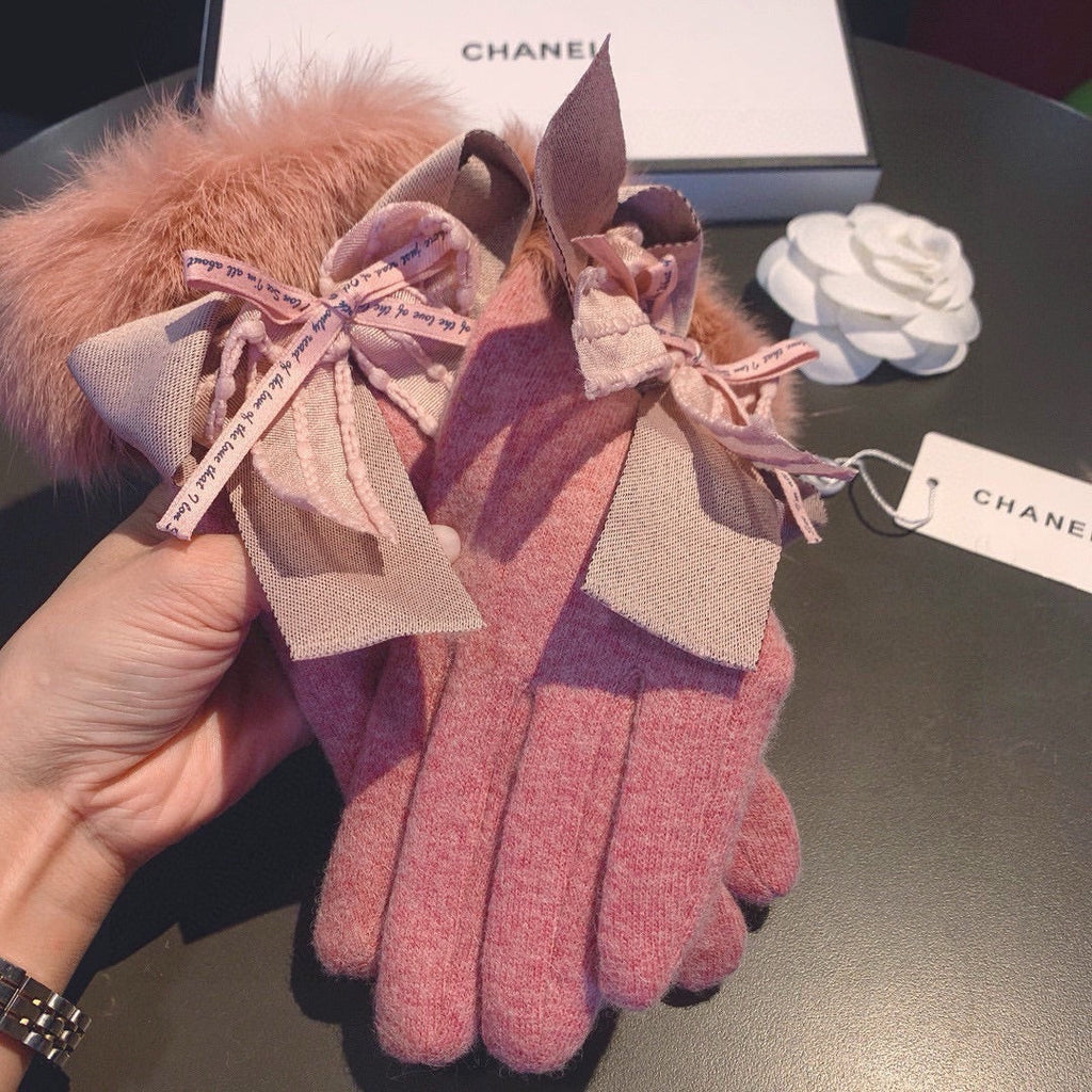 CHANEL GLOVES IN BLUSH PINK WOOL AND RABBIT FUR 441839