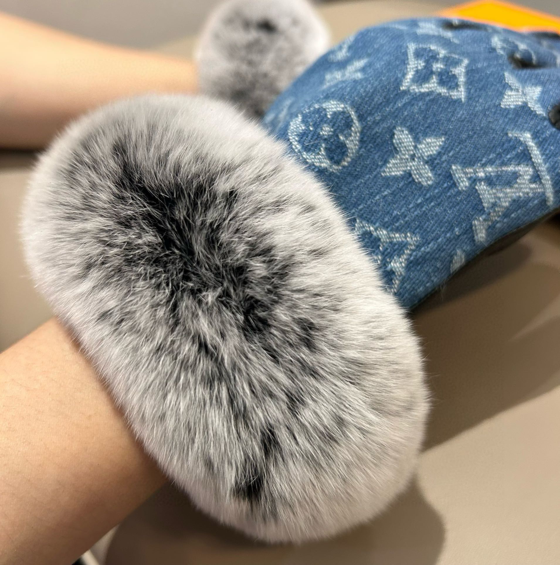 LOUIS VUITTON FINGERLESS GLOVES IN ELECTRIC BLUE MONOGRAM DENIM AND LAMBSKIN WITH RABBIT FUR 458591