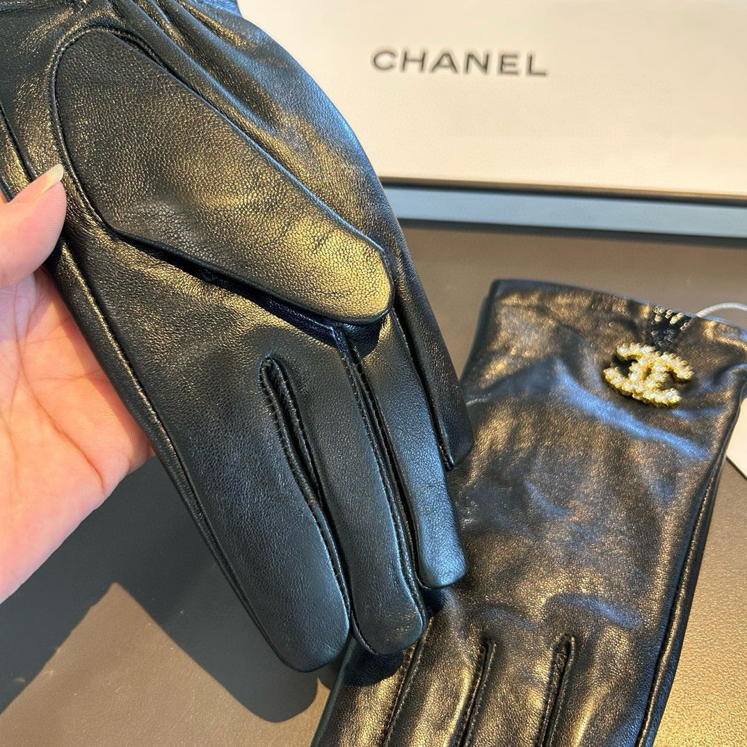 CHANEL TOUCHSCREEN GLOVES IN BLACK LAMBSKIN WITH GOLD LOGO 462272