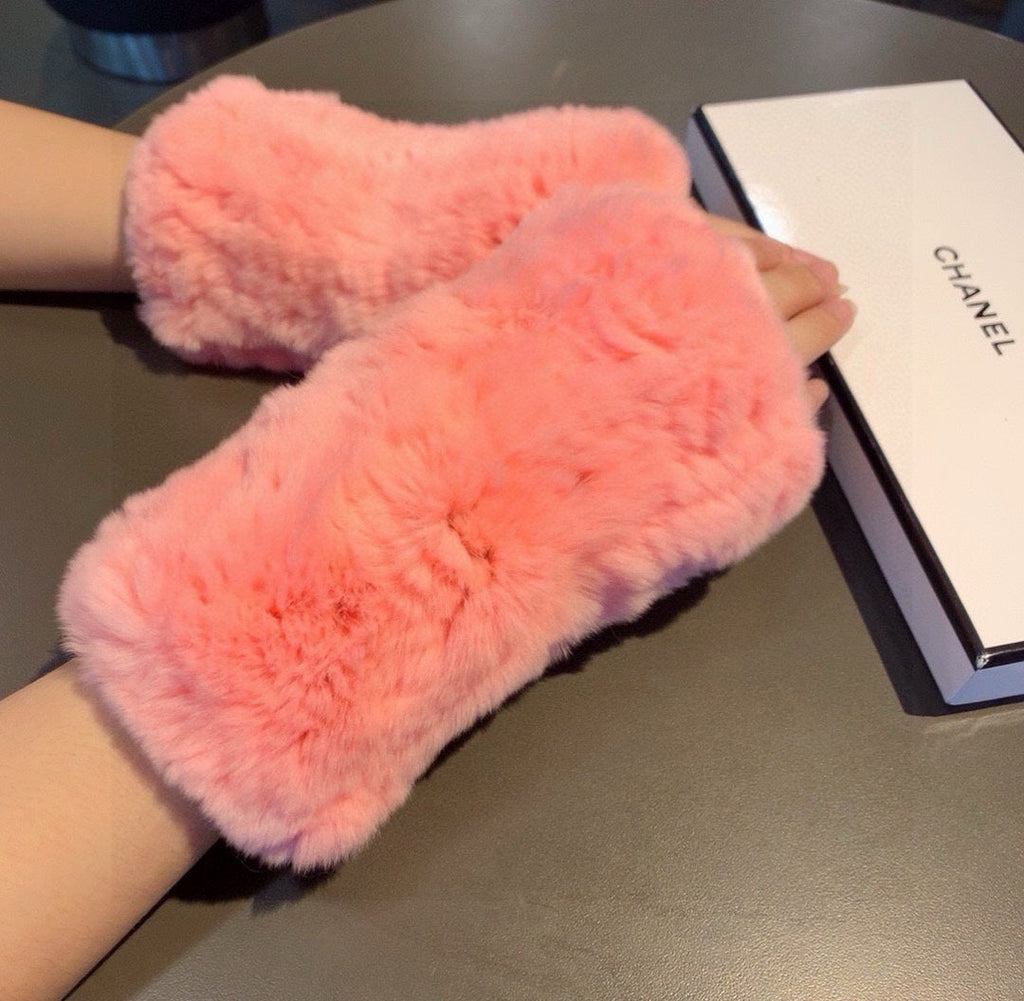 CHANEL FINGERLESS HALF GLOVES IN ROUGE PINK RABBIT FUR 462276