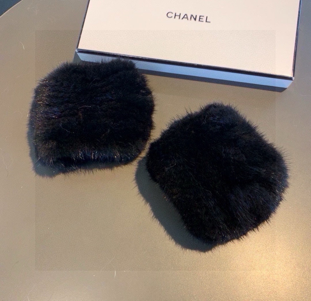 CHANEL FINGERLESS HALF GLOVES IN BLACK RABBIT FUR 462278