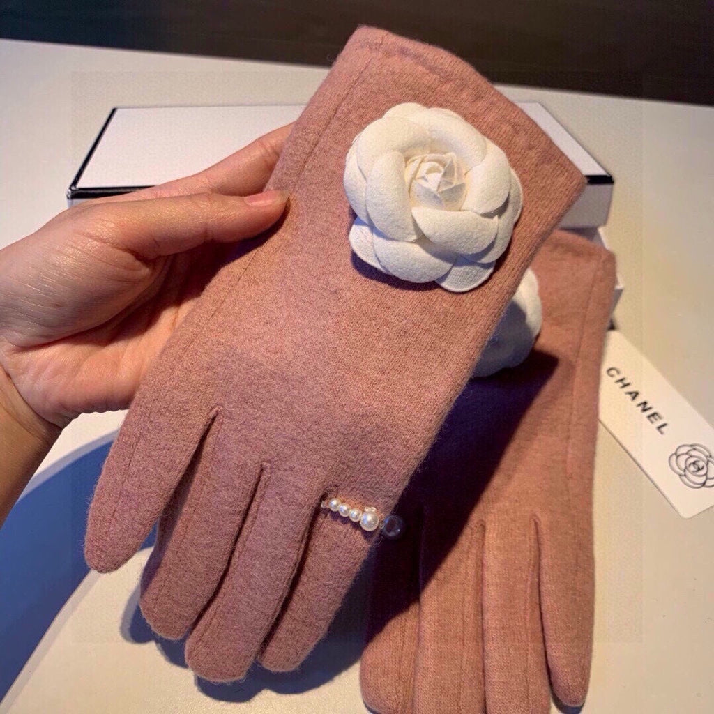 CHANEL GLOVES IN CREPE PINK WOOL WITH LARGE WHITE FLOWER 464992
