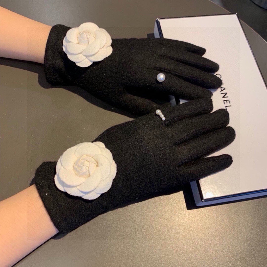CHANEL GLOVES IN BLACK WOOL WITH LARGE WHITE FLOWER 464993