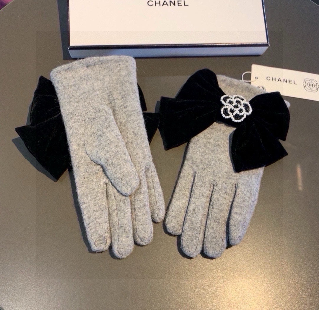 CHANEL GLOVES IN DOVE GRAY WOOL WITH LARGE BLACK BOW 464994