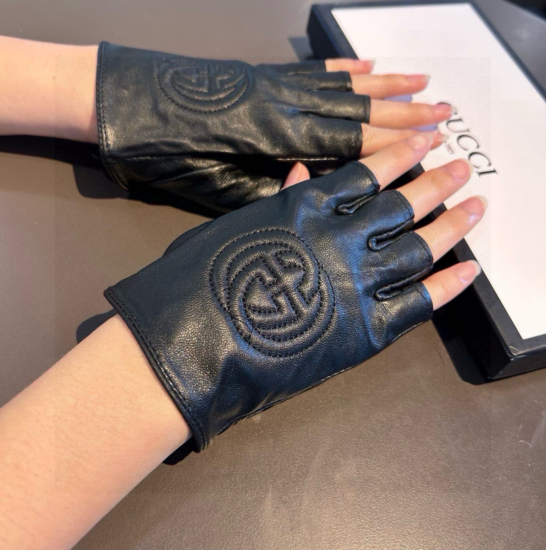 GUCCI FINGERLESS GLOVES IN BLACK LAMBSKIN AND CASHMERE LINING 465790
