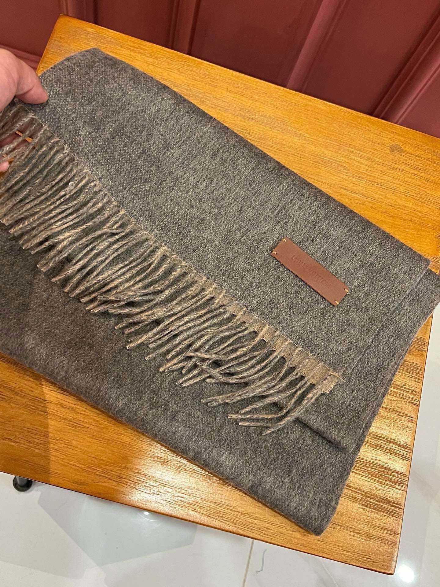 LOUIS VUITTON SCARF 180 CM IN MOUSE GRAY CASHMERE 396479