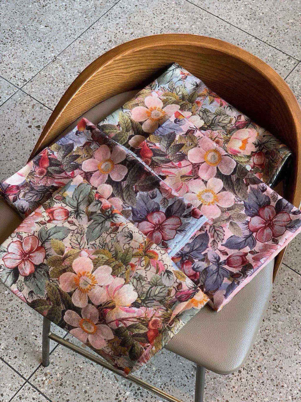 GUCCI SCARF 200 CM IN BLUSH PINK CASHMERE WITH COLORFUL FLOWER 405253