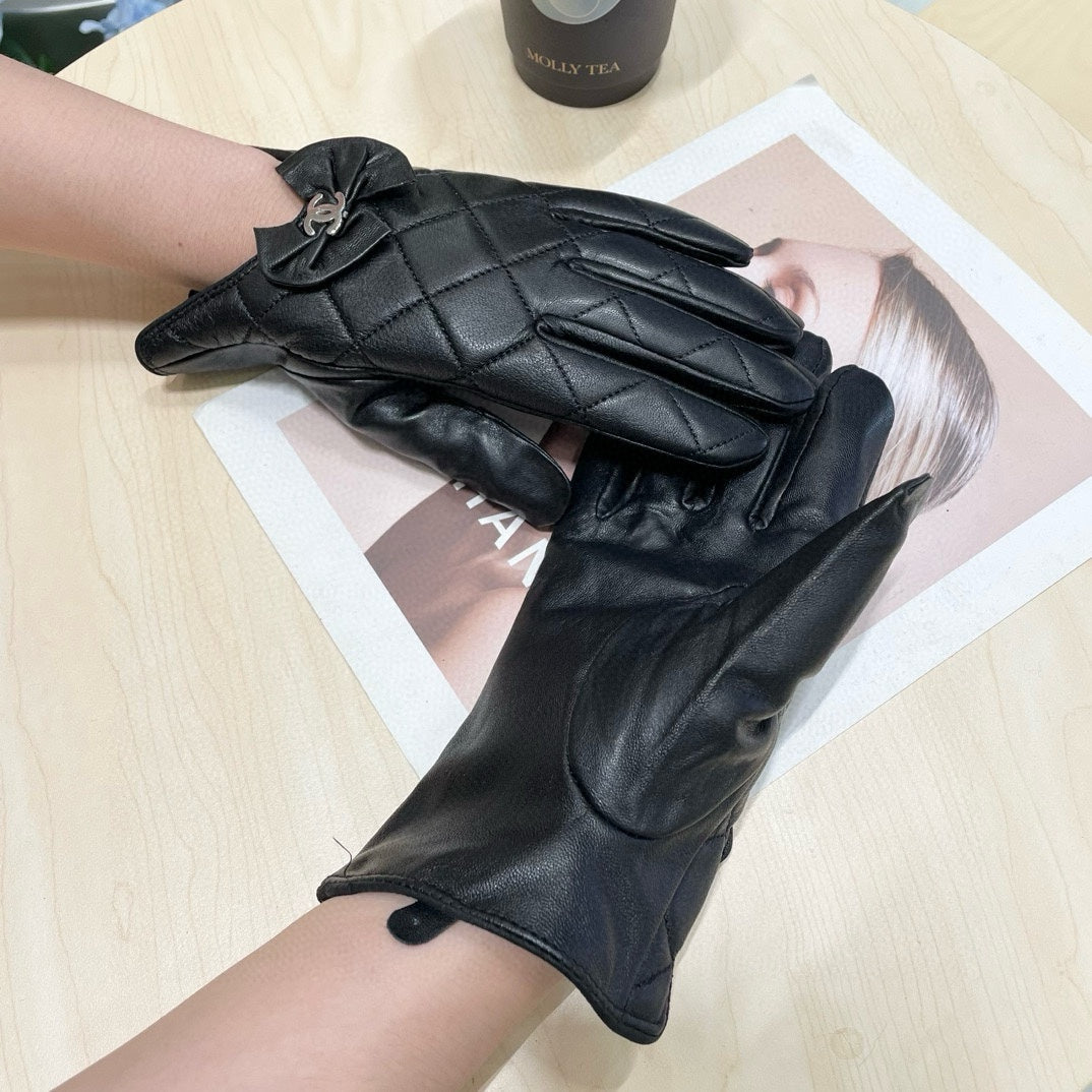 CHANEL GLOVES IN BLACK LAMBSKIN 462417