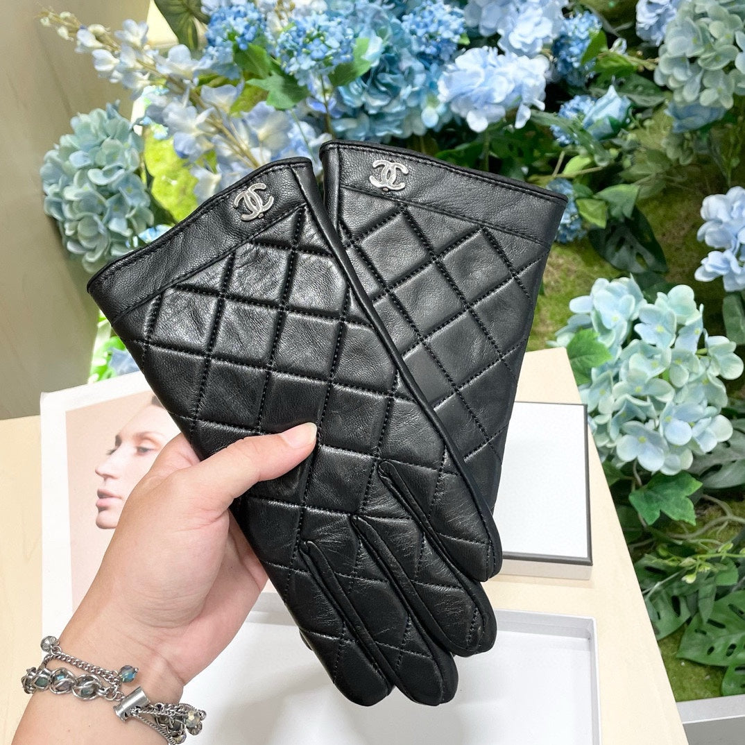 CHANEL GLOVES IN BLACK CALFSKIN 462420
