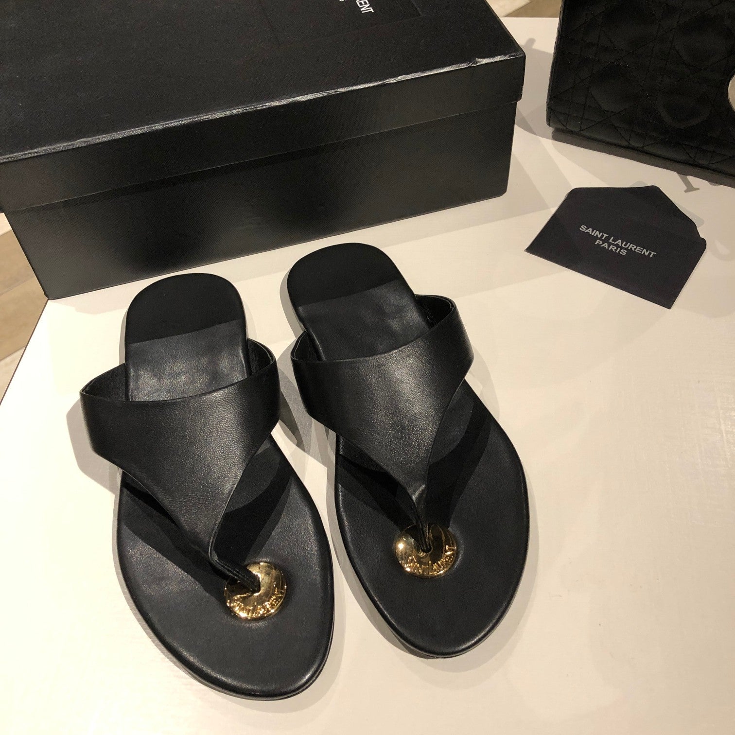 LOUIS VUITTON FLAT THONG IN BLACK CALFSKIN