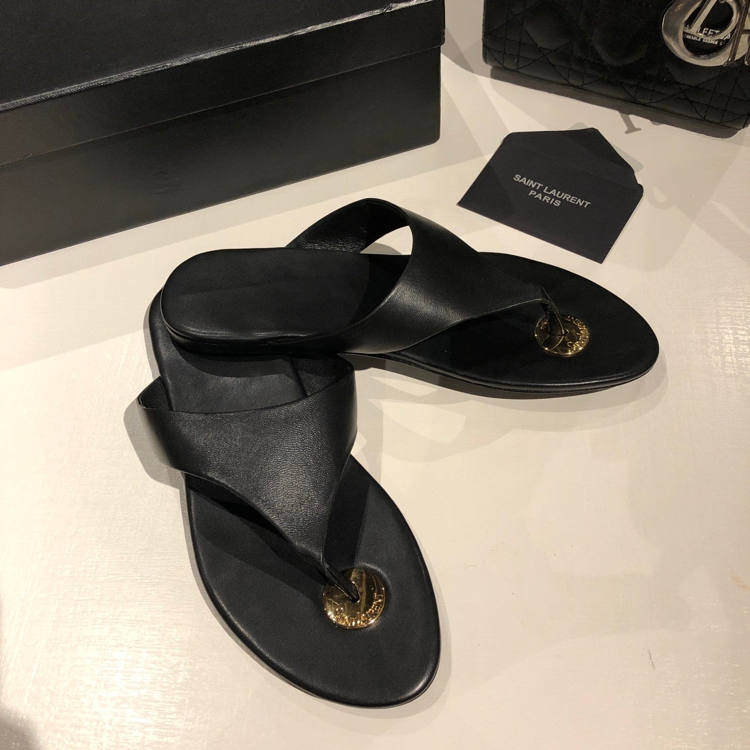 LOUIS VUITTON FLAT THONG IN BLACK CALFSKIN