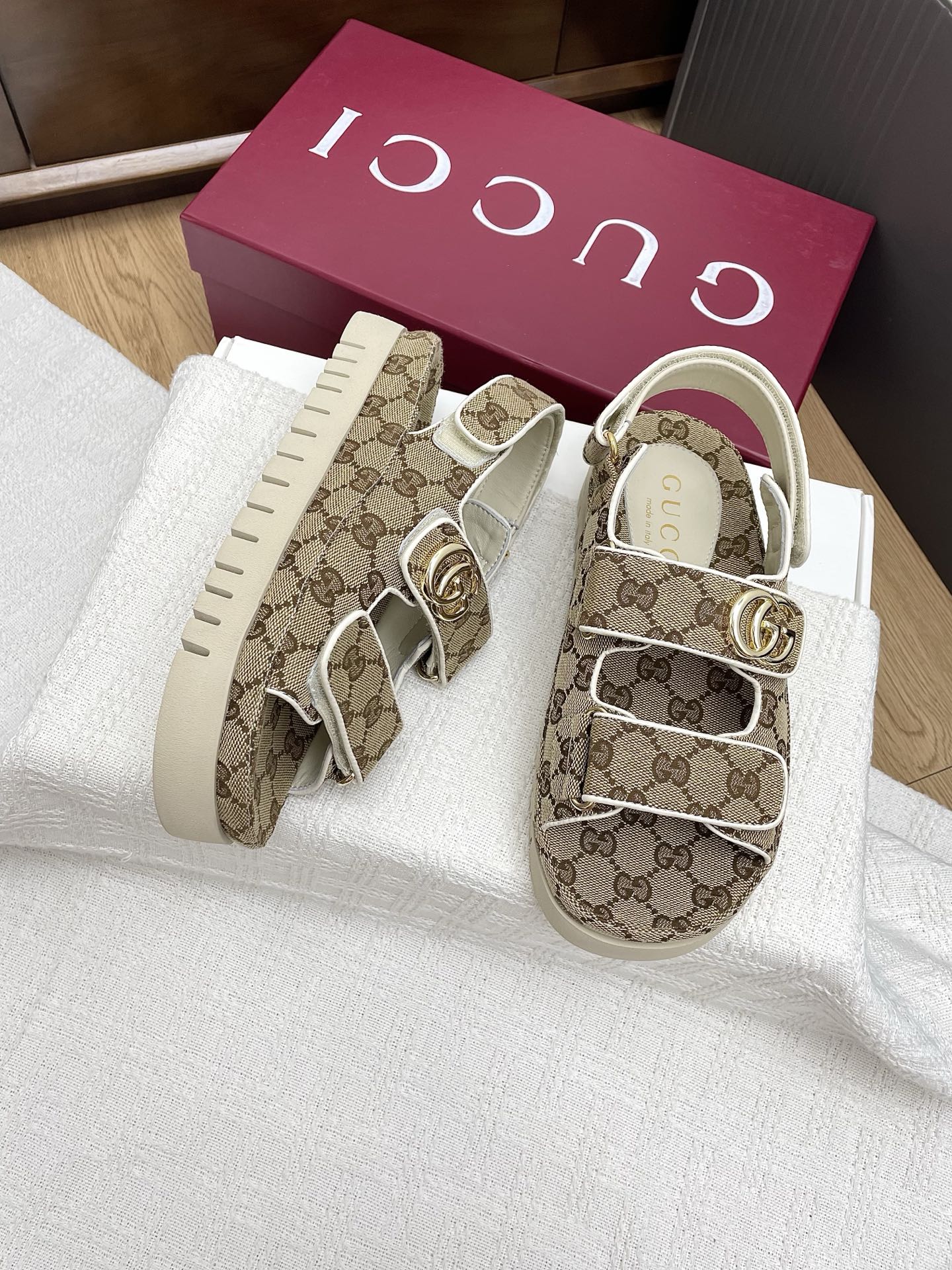 GUCCI CLASSIC SANDALS 25S IN BEIGE FABRIC WITH GOLD HARDWARE