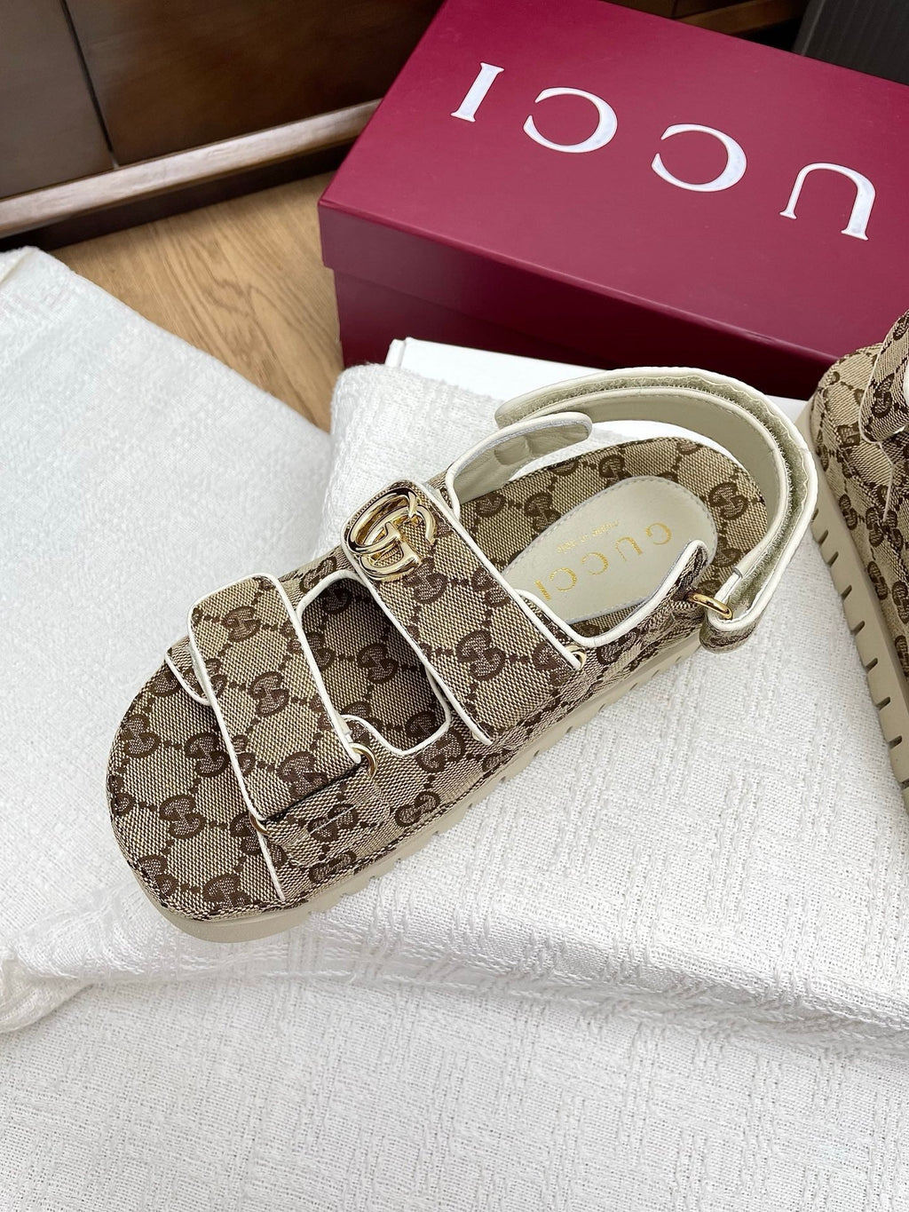 GUCCI CLASSIC SANDALS 25S IN BEIGE FABRIC WITH GOLD HARDWARE