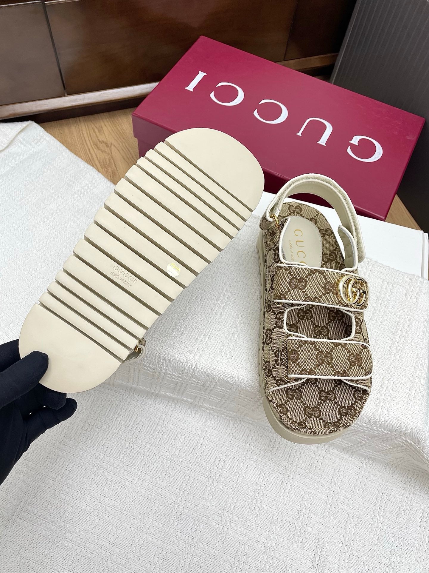 GUCCI CLASSIC SANDALS 25S IN BEIGE FABRIC WITH GOLD HARDWARE