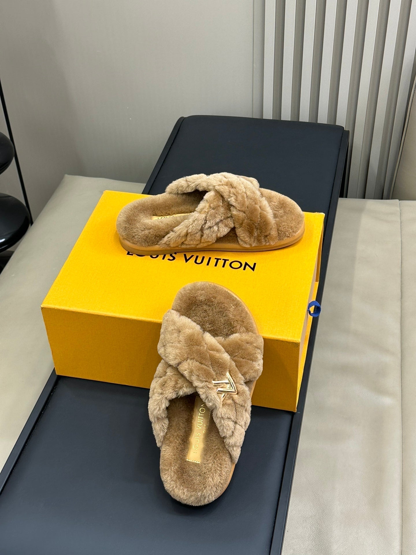 LOUIS VUITTON LV WOMEN'S SUNSET COMFORT FLAT MULE IN CAMEL BROWN FLEECE