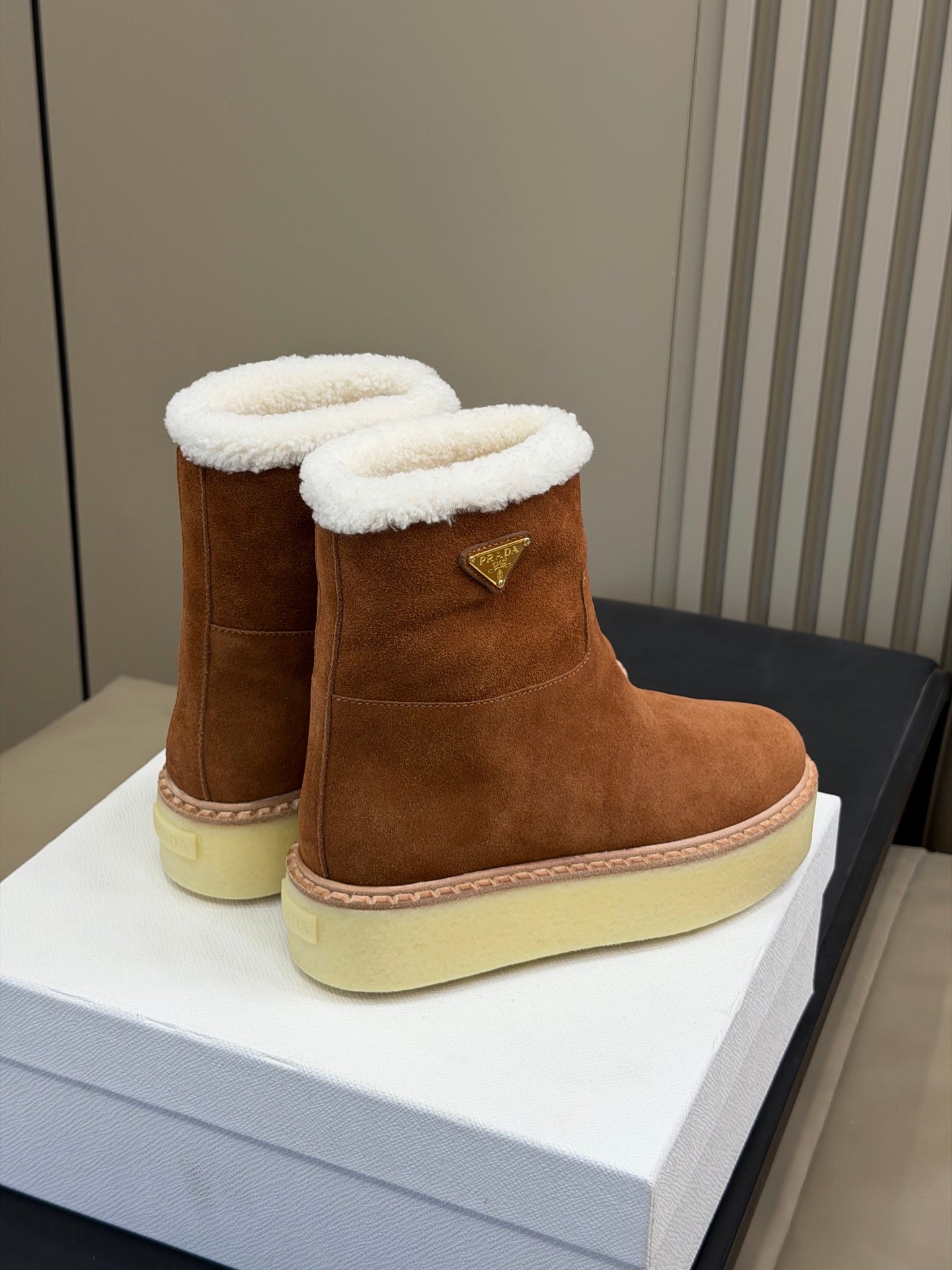 PRADA 25S ANKLE BOOTS 40 MM IN RK BROWN SUEDE SHEARLING-LINED