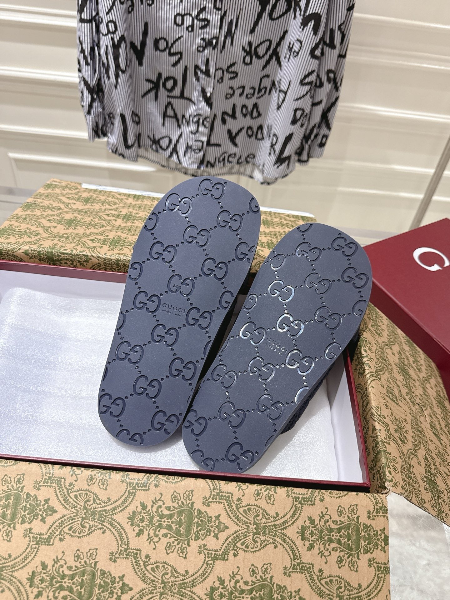 GUCCI SLIDES IN NAVY BLUE SUEDE WITH EMBOSSED LOGO STYLE 10
