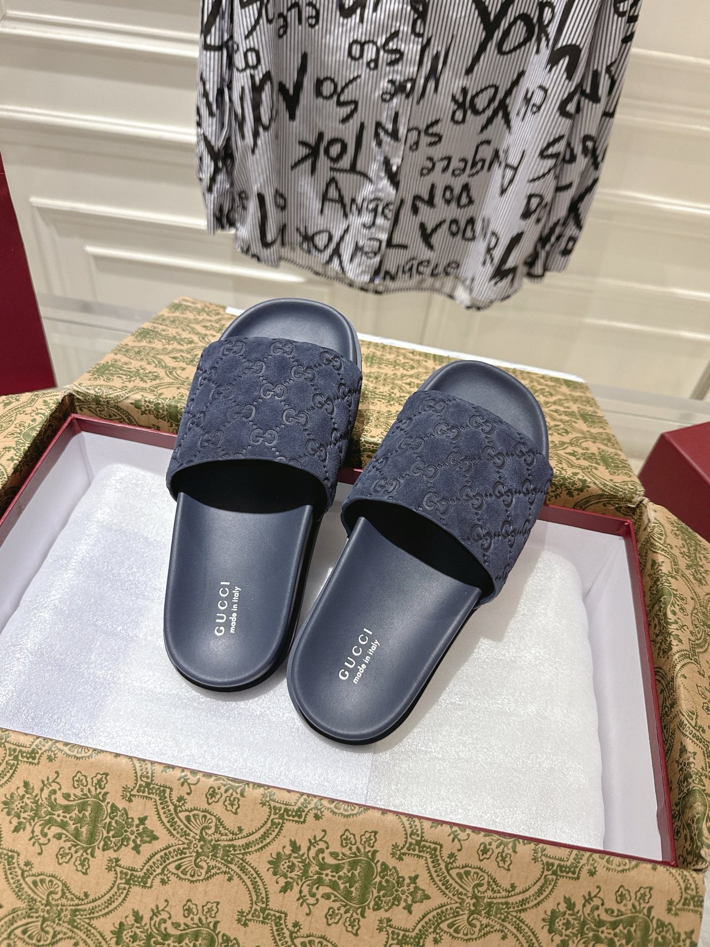 GUCCI SLIDES IN NAVY BLUE SUEDE WITH EMBOSSED LOGO STYLE 4