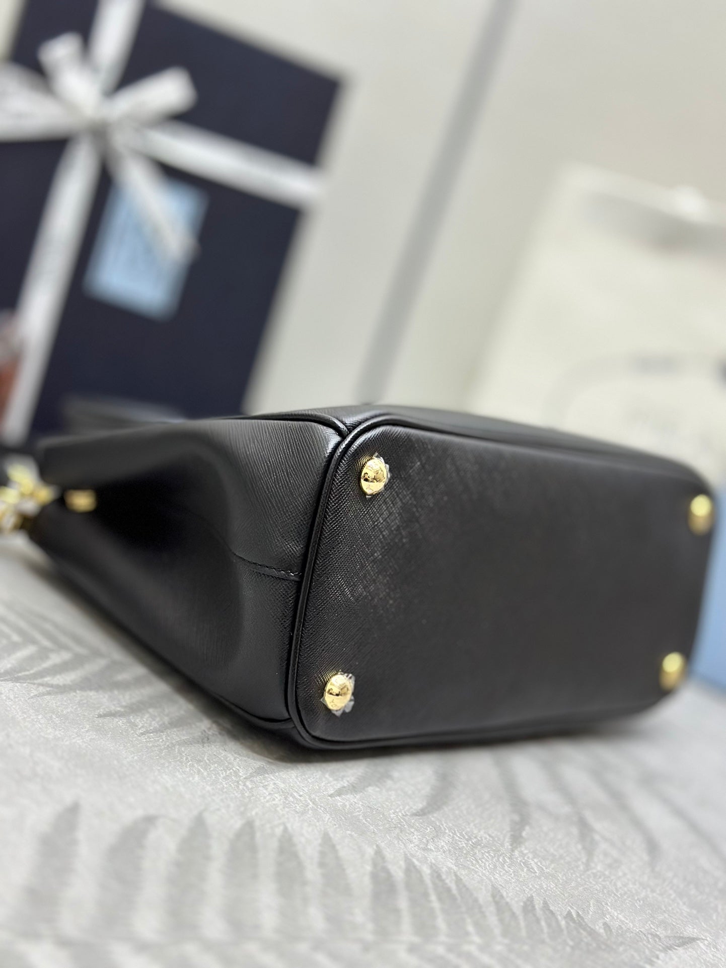 PRADA 25S GALLERIA LARGE BAG 28 IN BLACK CALFSKIN GOLD HARDWRE