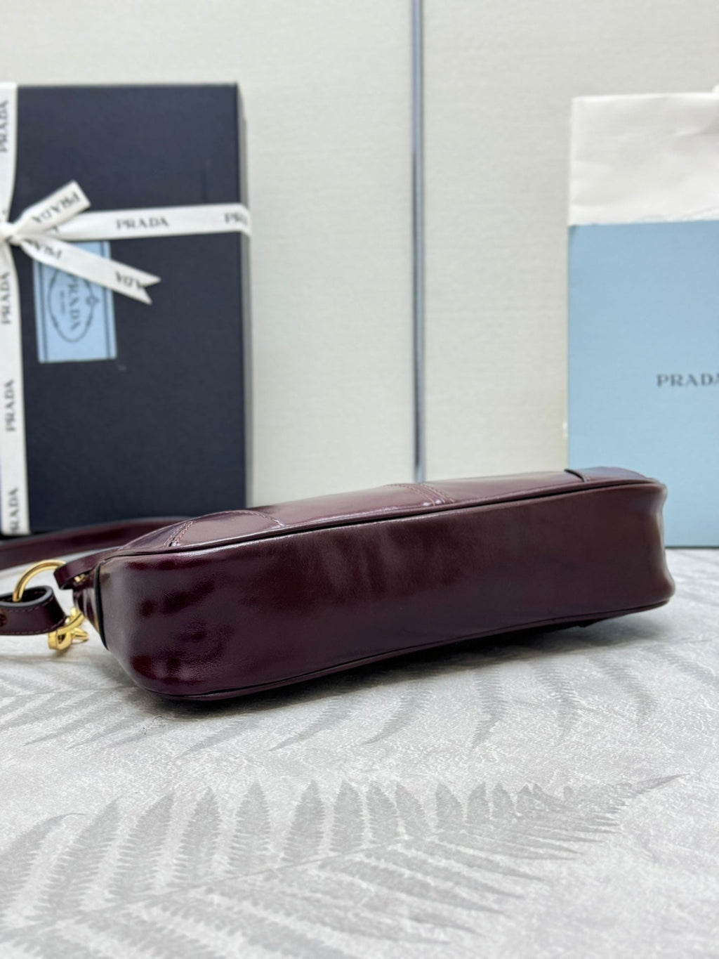 PRADA 25S RE-EDITION 2002 MEDIUM SHOULDER BAG 26 IN BURGUNDY CALFSKIN GOLD HARDWRE