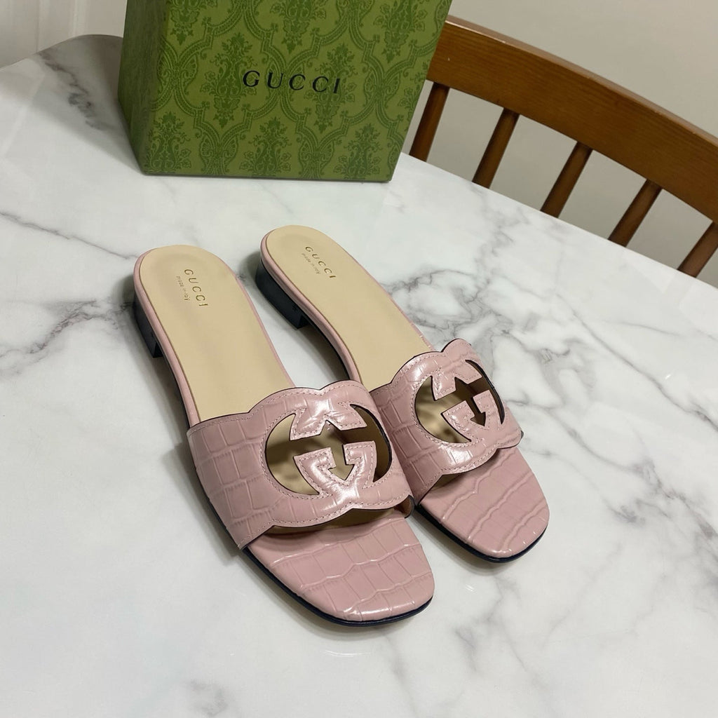 GUCCI SLIDES IN PASTEL PINK CALFSKIN LOGO-EMBOSSED STRAP
