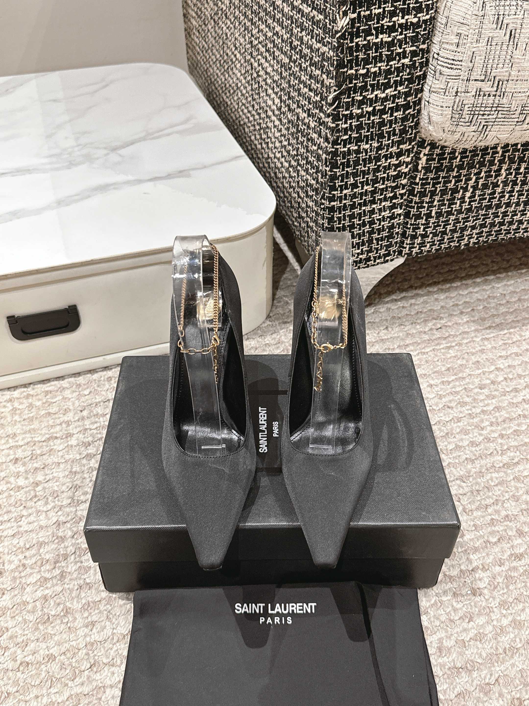 LOUIS VUITTON HIGH PUMP 9 CM IN BLACK SATIN
