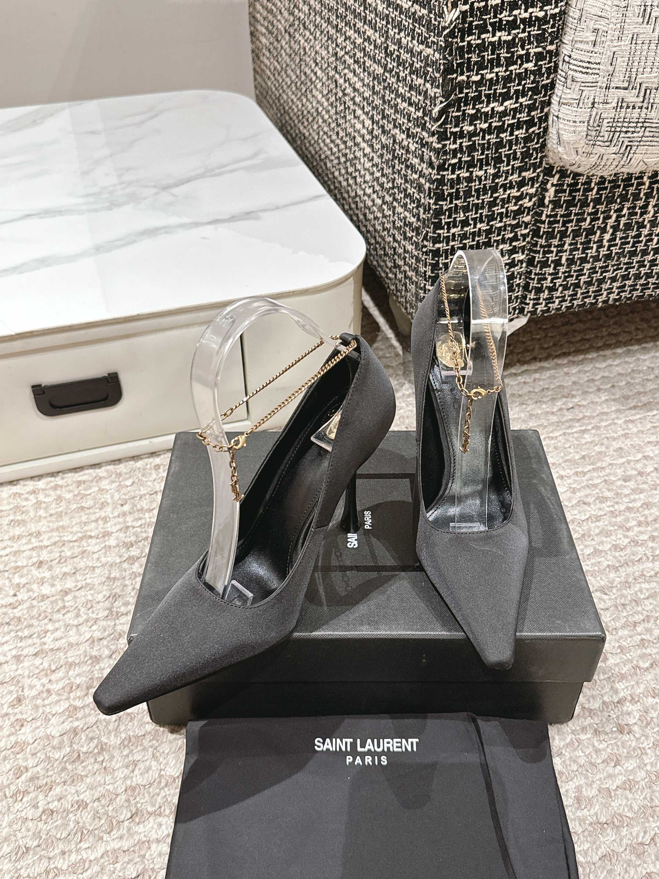 LOUIS VUITTON HIGH PUMP 9 CM IN BLACK SATIN