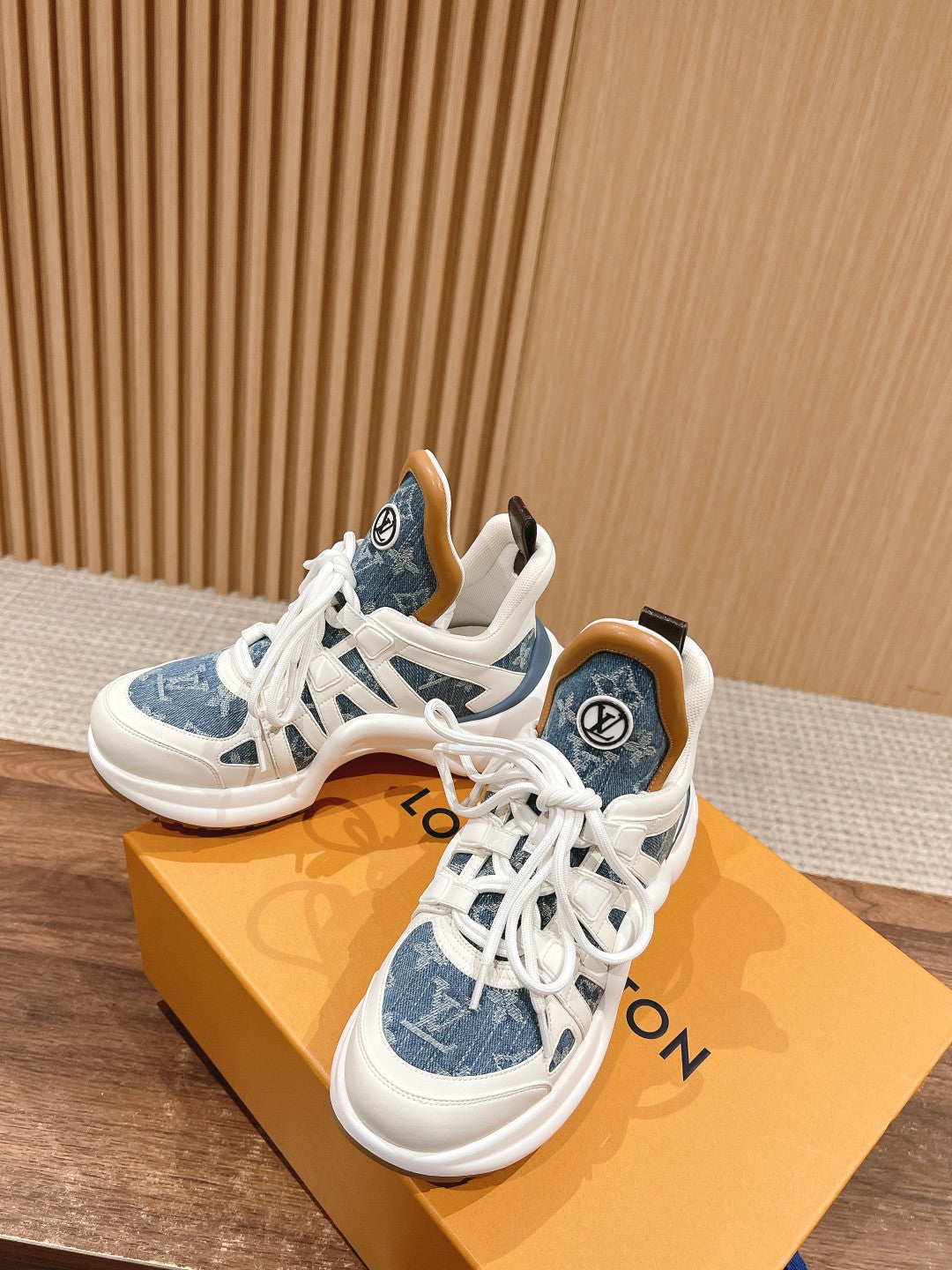 LOUIS VUITTON LV ARCHLIGHT SNEAKER IN WHITE CALFSKIN AND LIGHT BLUE MONOGRAM DENIM