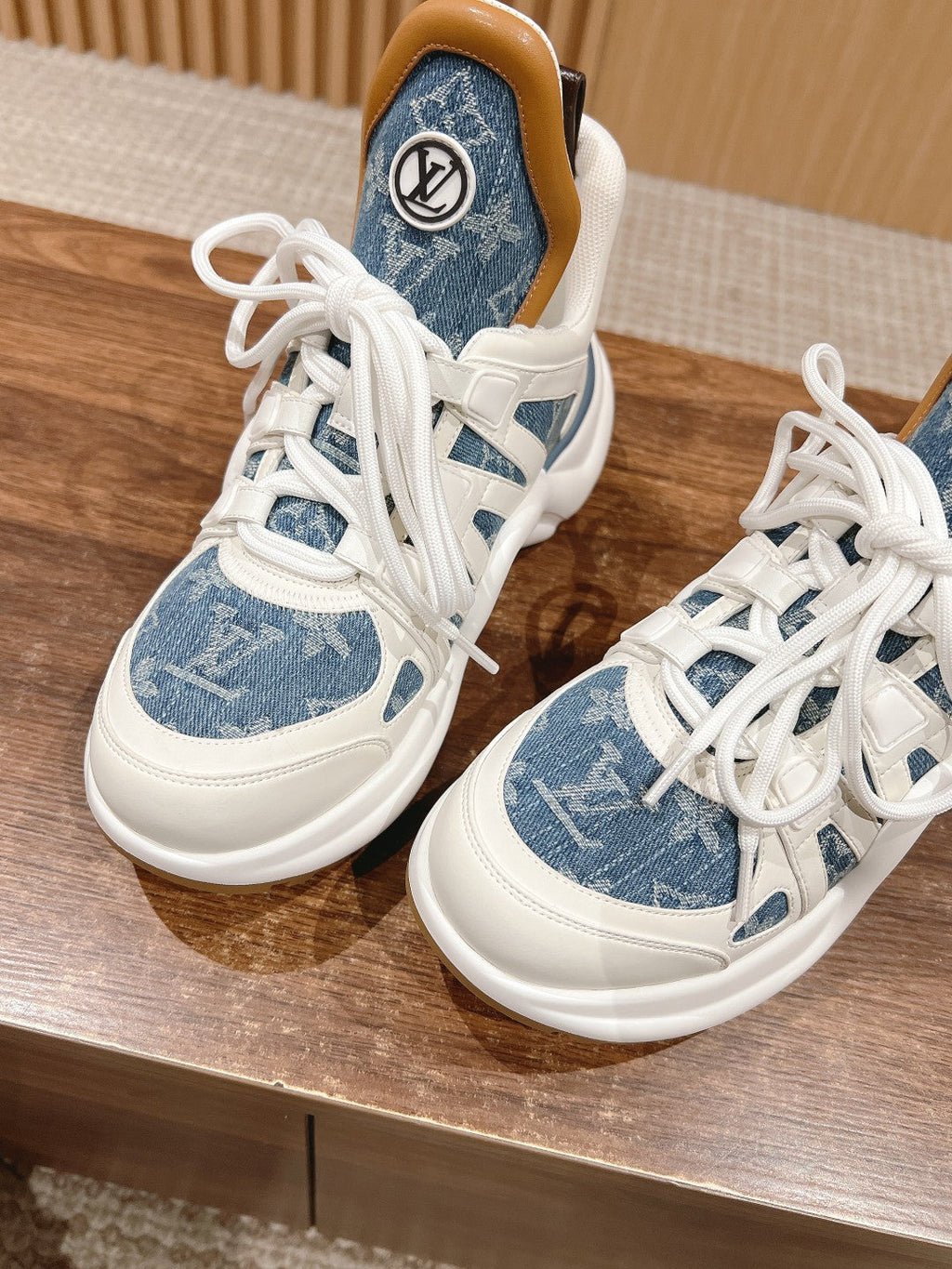LOUIS VUITTON LV ARCHLIGHT SNEAKER IN WHITE CALFSKIN AND LIGHT BLUE MONOGRAM DENIM