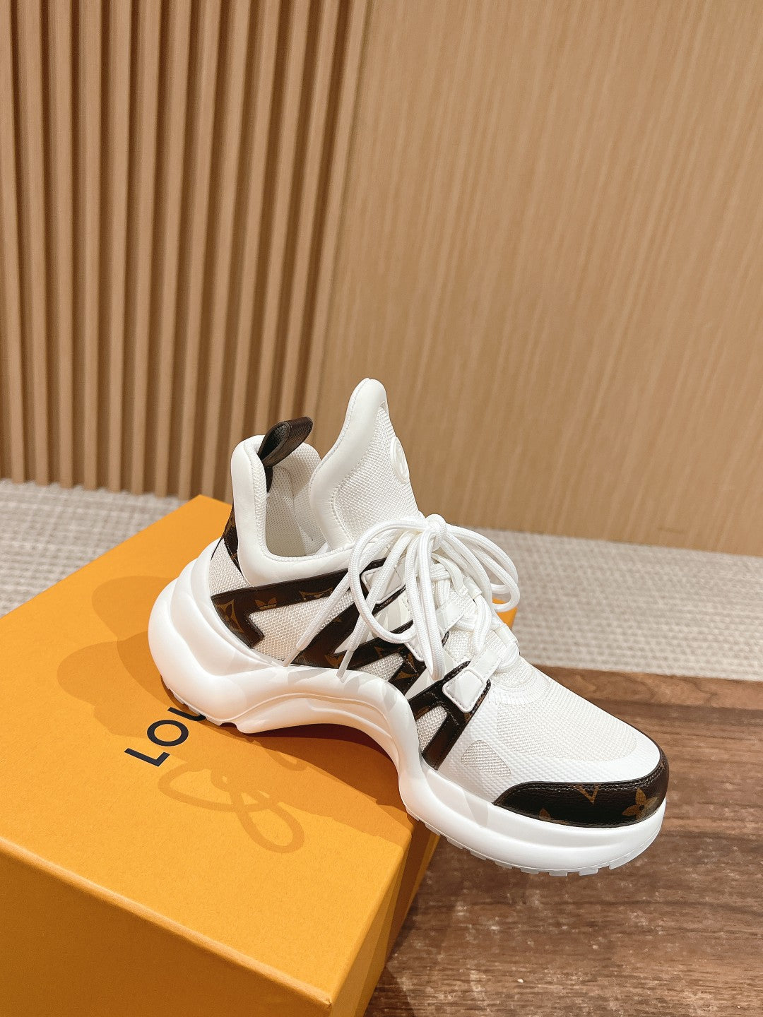 LOUIS VUITTON LV ARCHLIGHT SNEAKER IN WHITE CANVAS AND CHOCOLATE BROWN MONOGRAM CALFSKIN