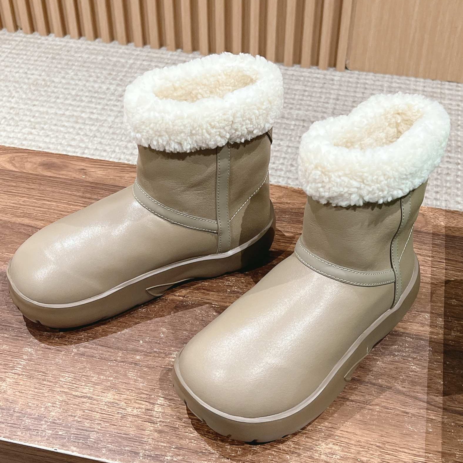 BOTTEGA VENETA SNAP ANKLE BOOT IN KHAKI BROWN LAMBSKIN AND SHEARLING LINING
