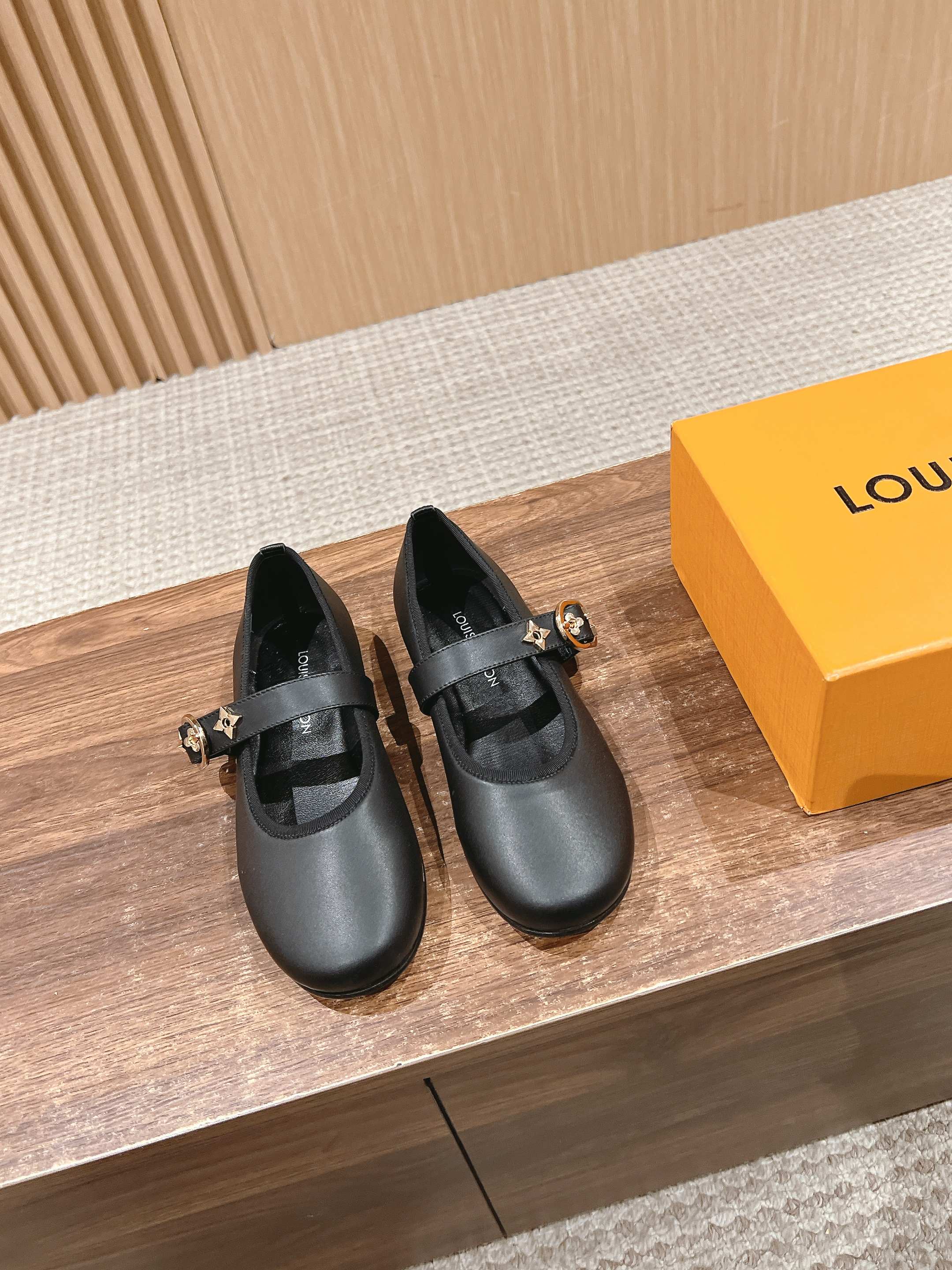LOUIS VUITTON MARY JANE FLAT IN BLACK CALFSKIN 168943