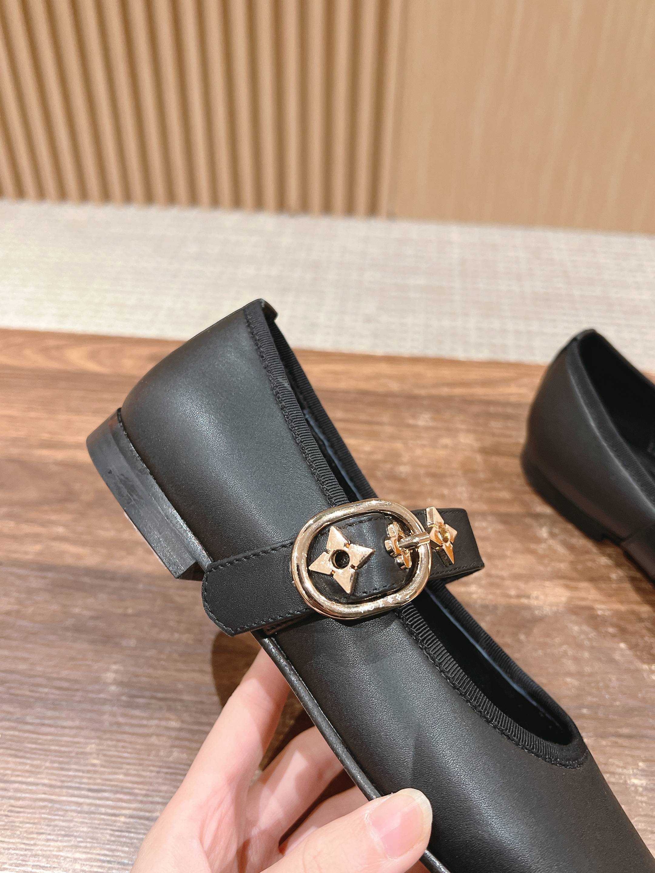 LOUIS VUITTON MARY JANE FLAT IN BLACK CALFSKIN 168943