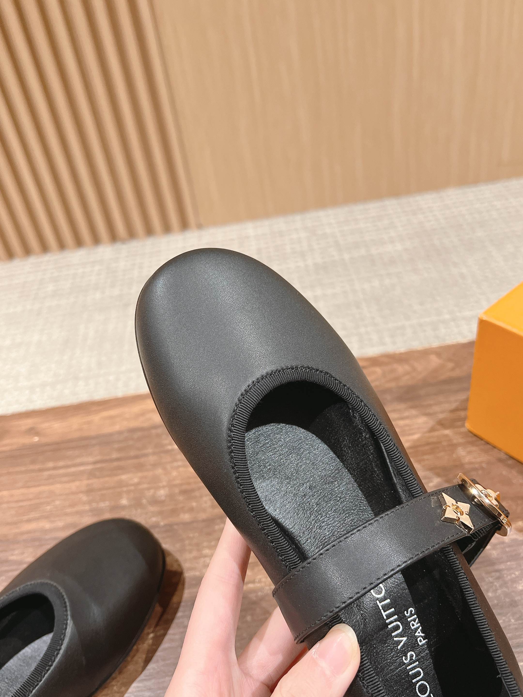 LOUIS VUITTON MARY JANE FLAT IN BLACK CALFSKIN 168943