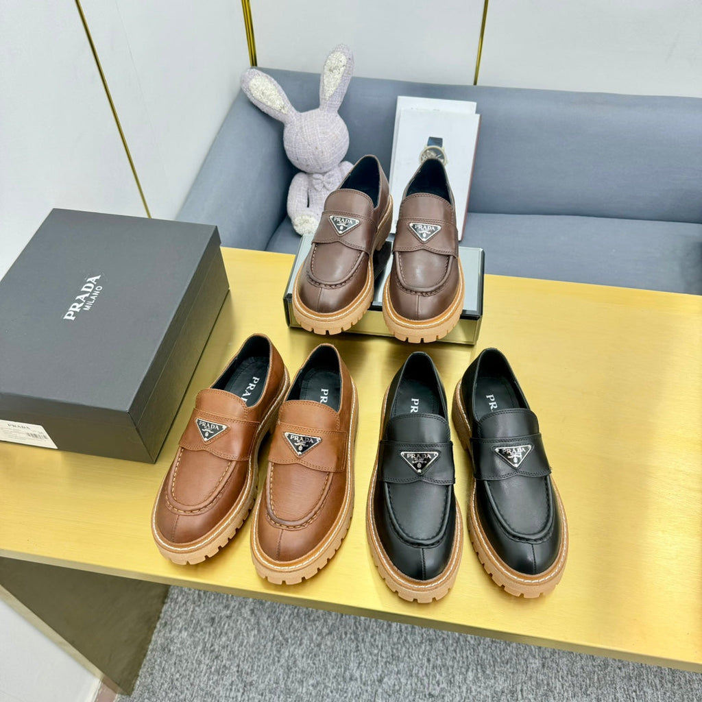 PRADA LOAFER WITH TRIANGLE LOGO IN BLACK CALFSKIN