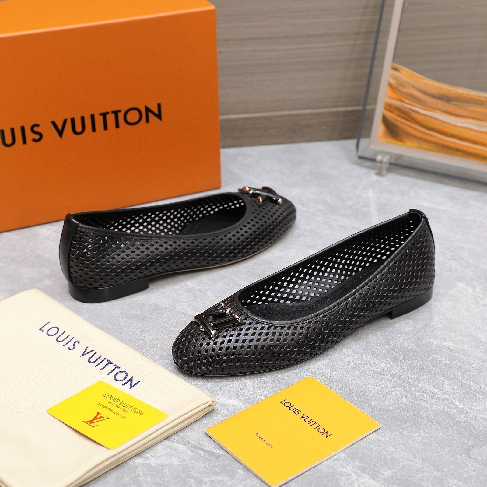 LOUIS VUITTON LV WOMEN'S BALLET FLAT IN BLACK CALFSKIN WITH PERFORATION CRAFTMANSHIP