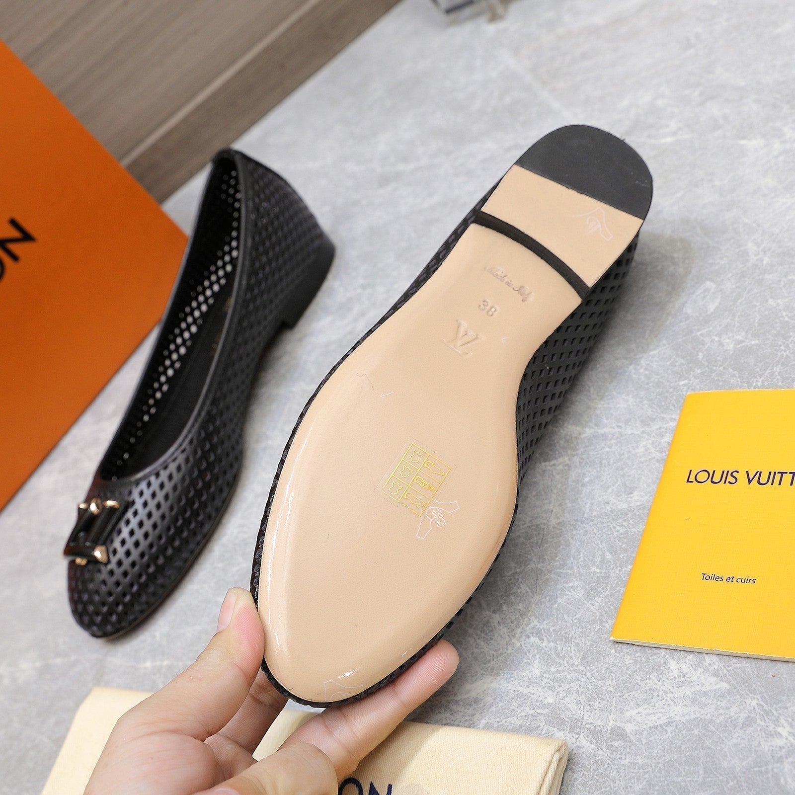 LOUIS VUITTON LV WOMEN'S BALLET FLAT IN BLACK CALFSKIN WITH PERFORATION CRAFTMANSHIP