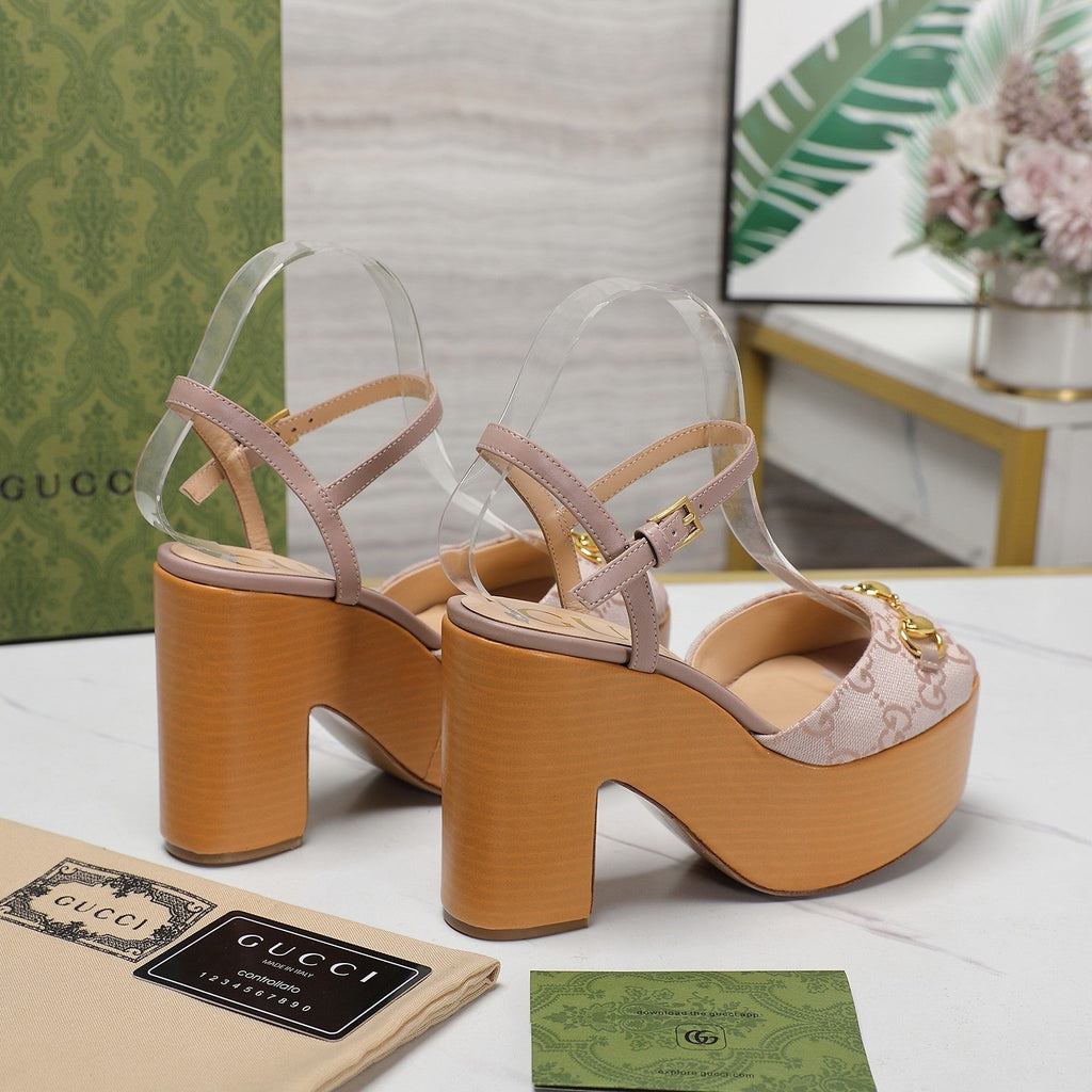GUCCI HORSEBIT WEDGE SANDAL IN LIGHT BEIGE MONOGRAM JACQUARD FABRIC AND SHEEPSKIN LINING